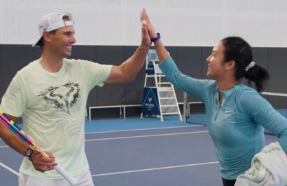 El tenista español Rafa Nadal ha vuelto este jueves 20 de noviembre a pisar una cancha de tenis con raqueta en mano por primera vez desde su despedida,