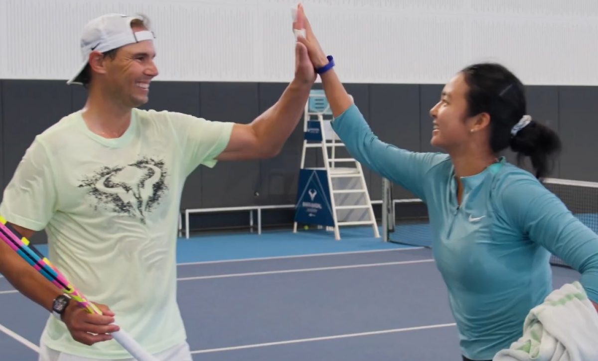 El tenista español Rafa Nadal ha vuelto este jueves 20 de noviembre a pisar una cancha de tenis con raqueta en mano por primera vez desde su despedida,