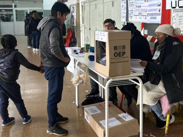 Elecciones presidenciales en Bolivia 2025: ciudadanos bolivianos esperan los resultados oficiales de los comicios. (TSE-Bolivia)