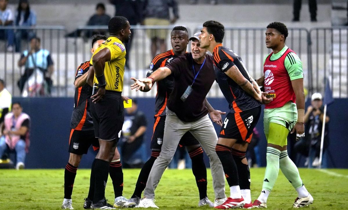 Emelec se muestra inconforme con arbitraje ante Liga de Quito en la Copa Ecuador