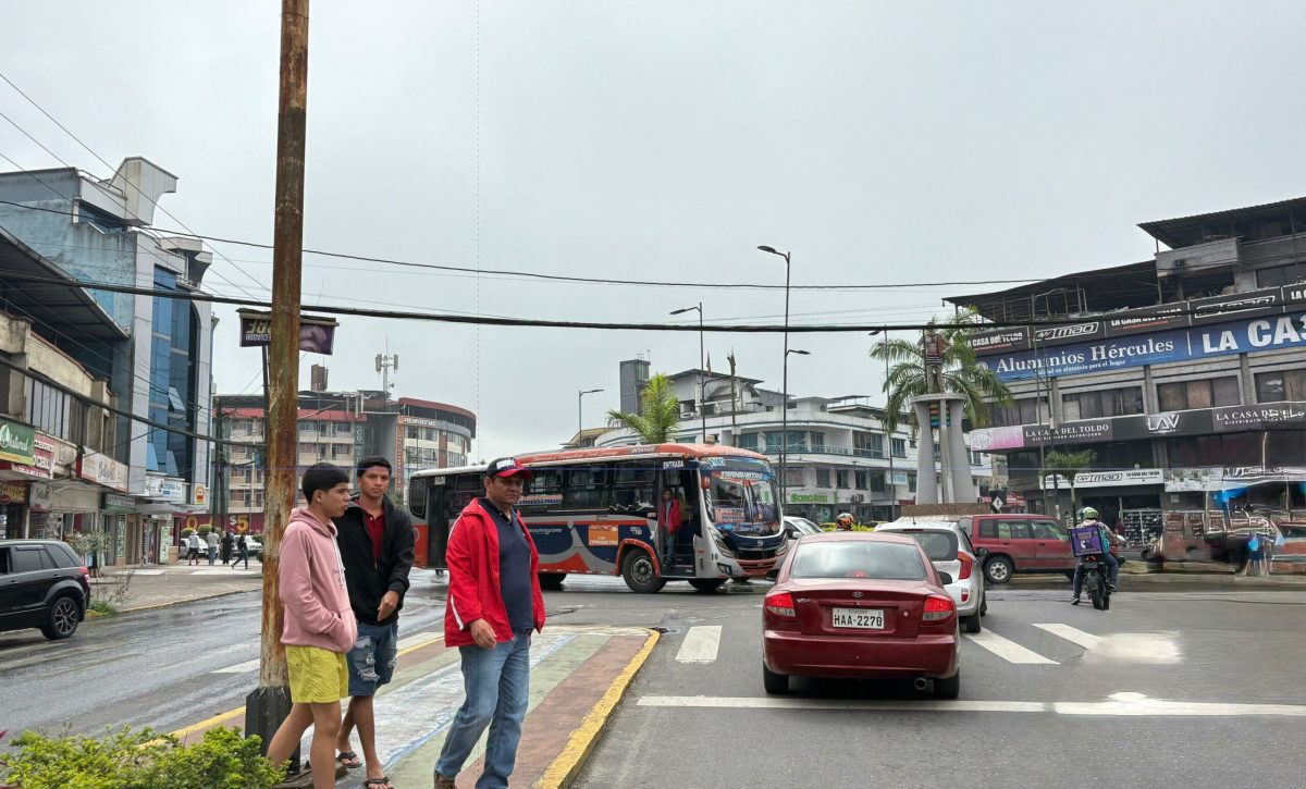 En Santo Domingo de los Tsáchilas se inicia el día abrigado mientras el cielo permanece cubierto