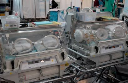 En un hecho inusual, tres hermanos israelitas se convirtieron en padres casi simultáneamente en el centro médico Ma’ayanei Hayeshua en Israel.