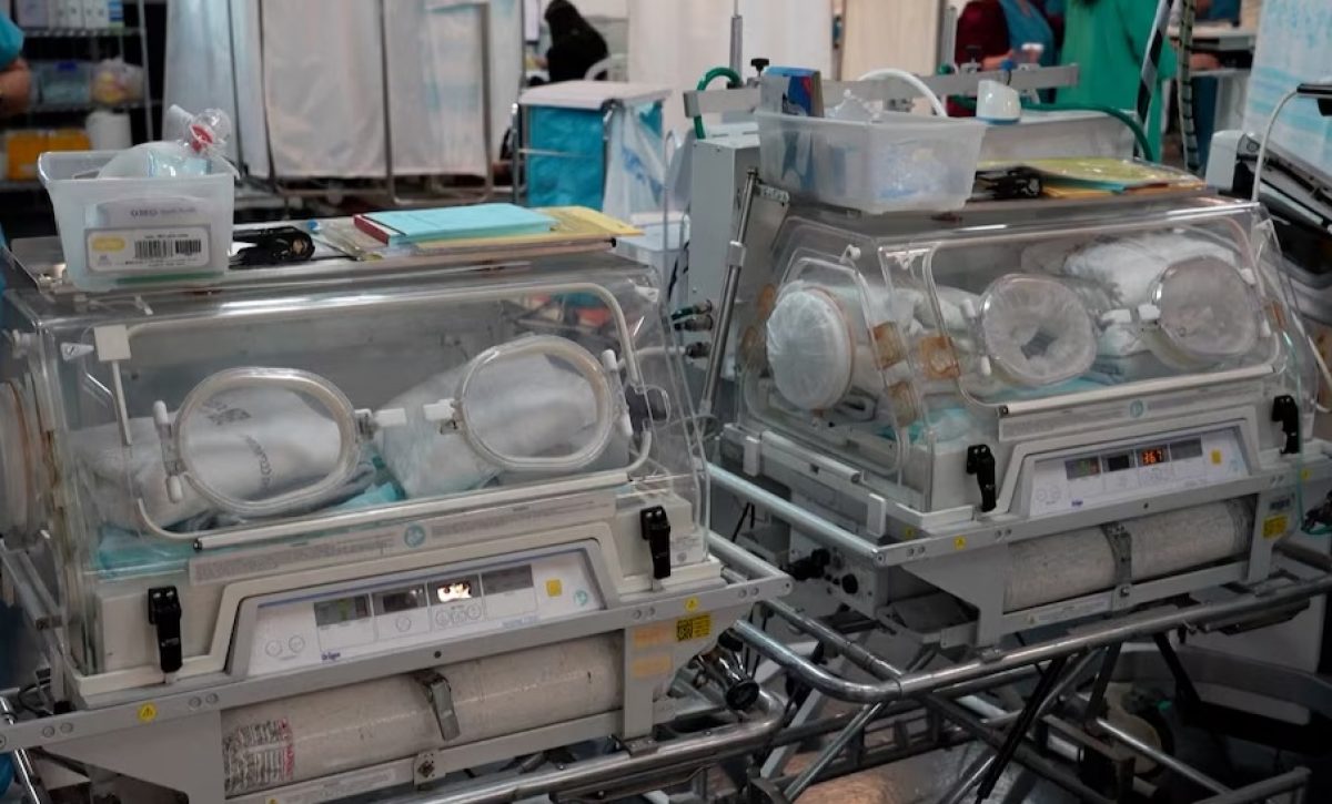 En un hecho inusual, tres hermanos israelitas se convirtieron en padres casi simultáneamente en el centro médico Ma’ayanei Hayeshua en Israel.