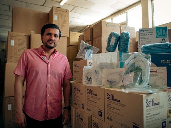 Entrega de medicamentos en Ecuador Gobierno inicia distribución nacional por emergencia.