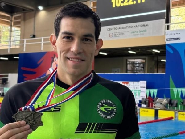 Esteban Enderica, con sus medallas del Open de Paraguay.