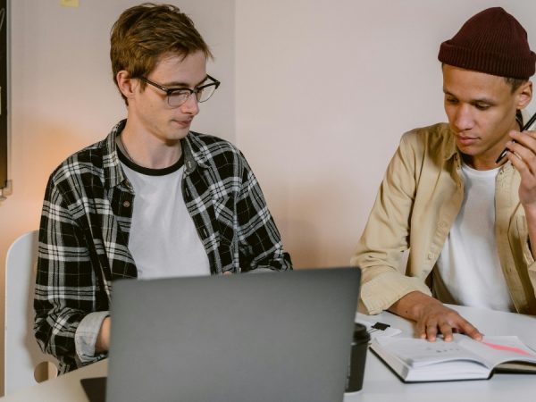 Estos son los requisitos que deben cumplir las personas de entre 15 y 24 años para afiliarse al IESS. (Pexels)