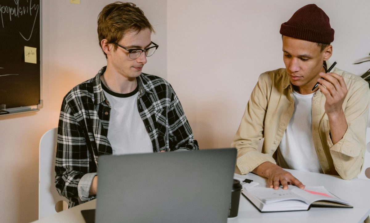 Estos son los requisitos que deben cumplir las personas de entre 15 y 24 años para afiliarse al IESS. (Pexels)