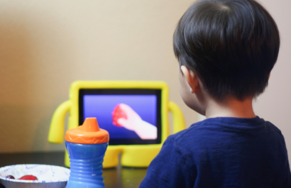 Las pantallas suelen ser usadas por los padres para distraer a los niños.