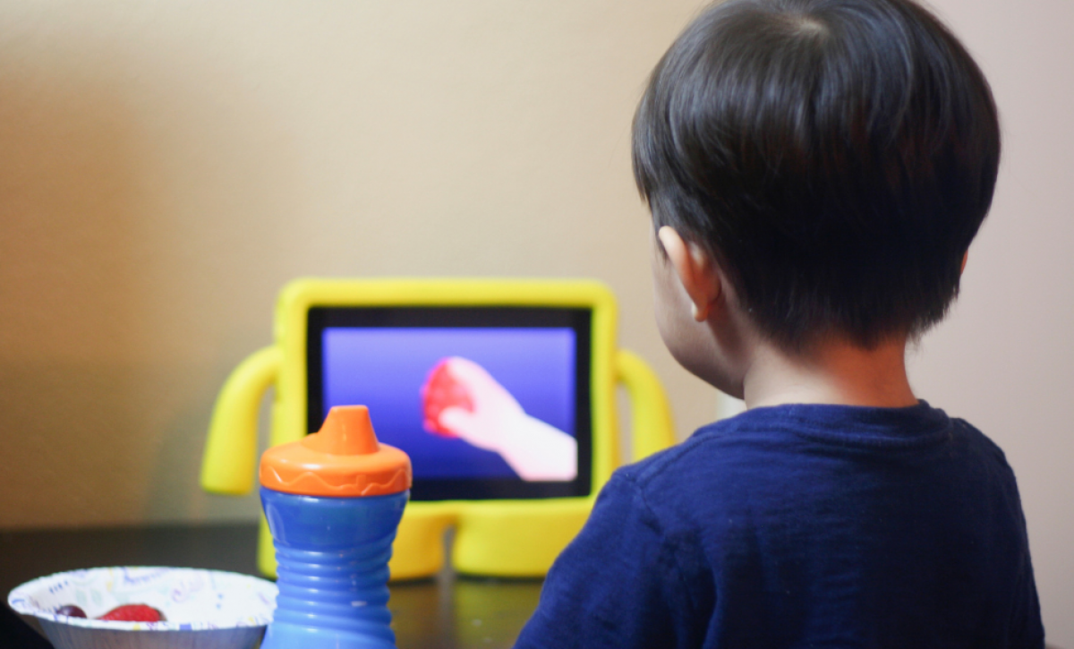 Las pantallas suelen ser usadas por los padres para distraer a los niños.