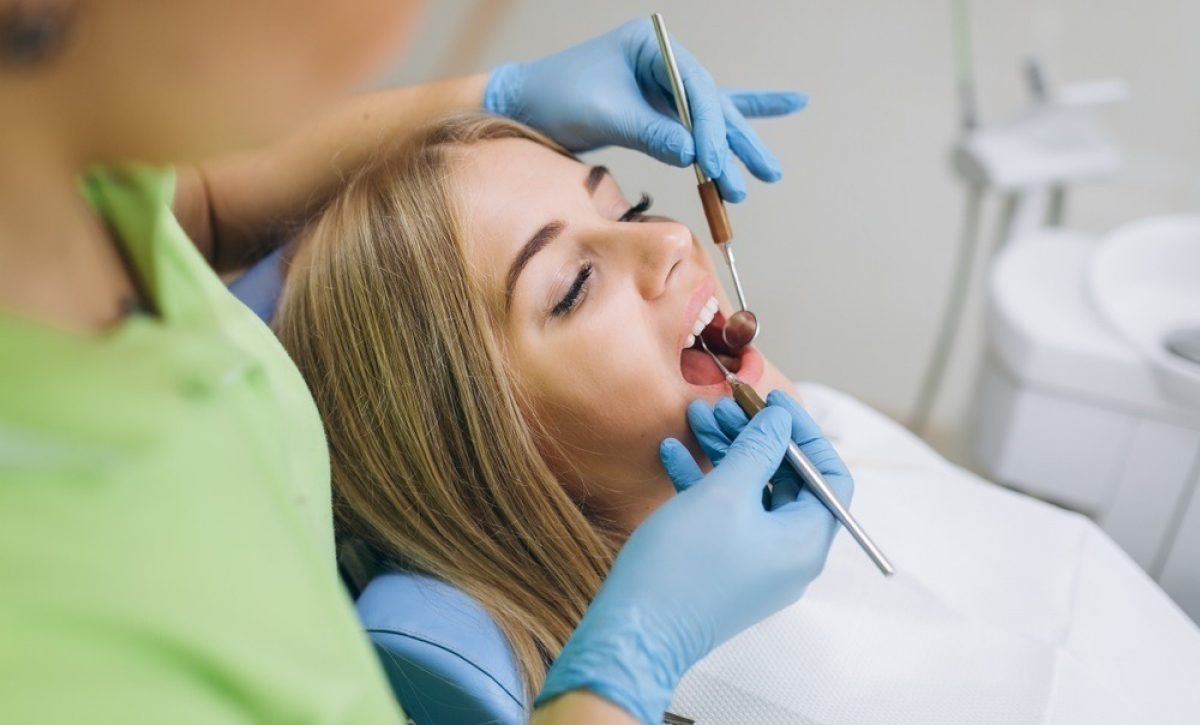 No solo estética: una mala mordida puede afectar tu columna y estómago