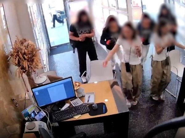 Dos hombres fueron detenidos por intento de robo en joyería de Barcelona con disfraz para evitar identificación