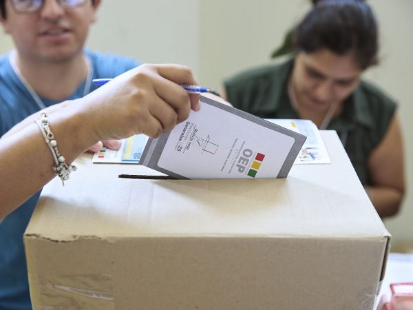 Foto/ Europa Press. Cientos de personas ejercen su derecho a voto en las Elecciones Generales de Bolivia 2025, en el Centro Juvenil Pipo Velasco, a 17 de agosto de 2025, en Madrid (España).