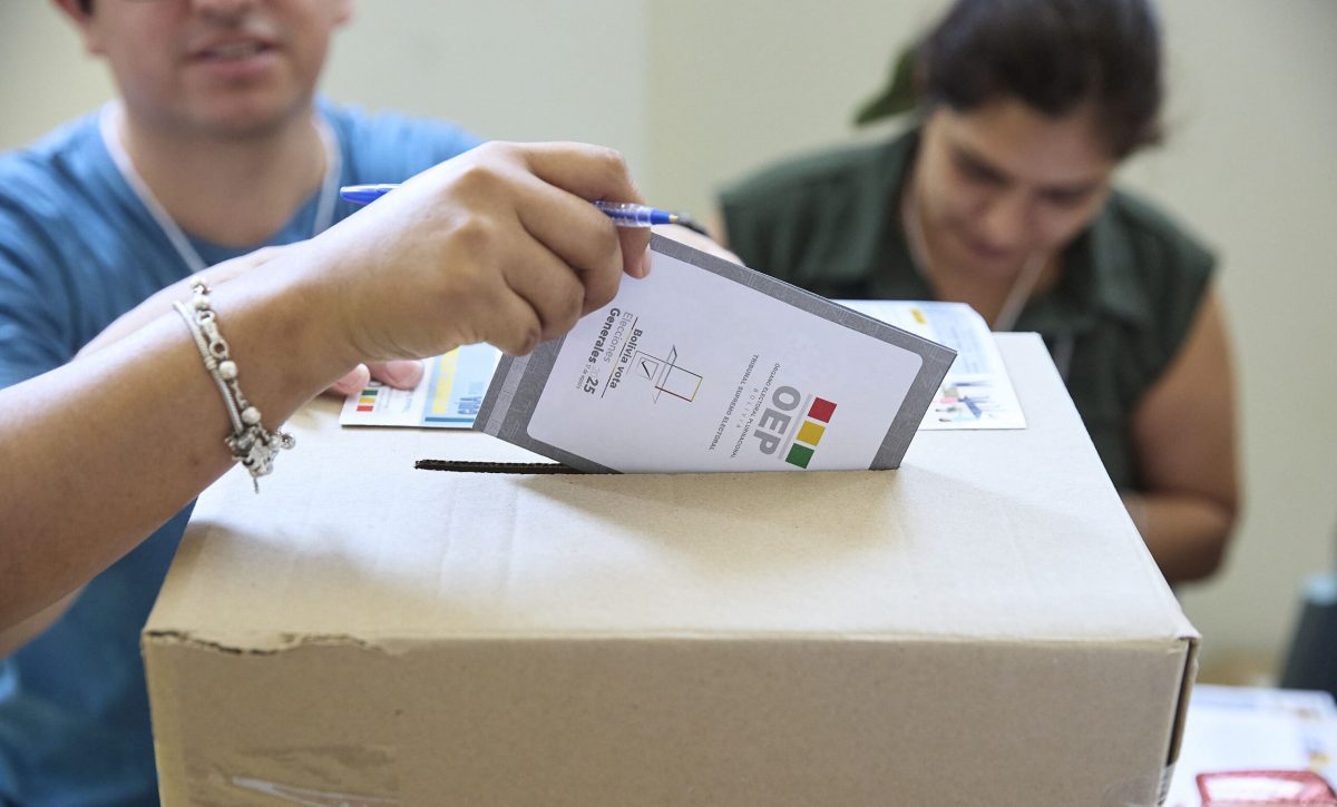 Foto/ Europa Press. Cientos de personas ejercen su derecho a voto en las Elecciones Generales de Bolivia 2025, en el Centro Juvenil Pipo Velasco, a 17 de agosto de 2025, en Madrid (España).