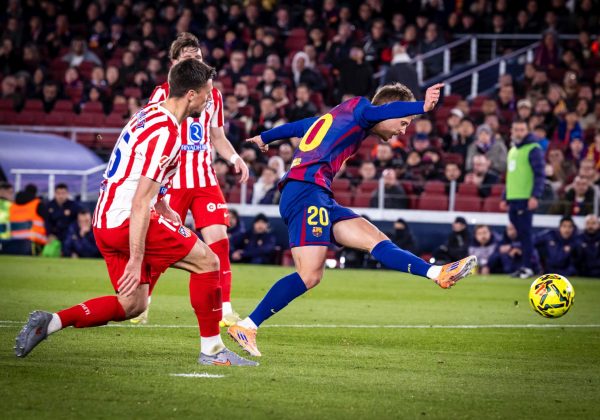 FC Barcelona remonta y derrota 3-1 al Atlético de Madrid y se reafirma en el liderato.