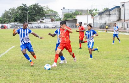 Liga Deportiva Universitaria de El Carmen en los 32avos de final eliminó a Nazareno SC.