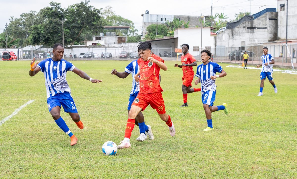 Liga Deportiva Universitaria de El Carmen en los 32avos de final eliminó a Nazareno SC.