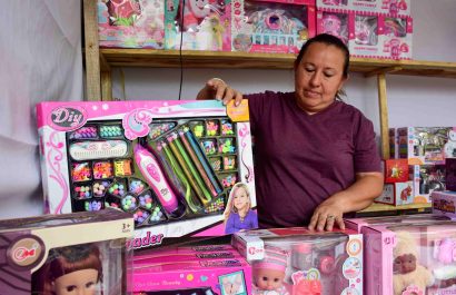 Liliana Macías, dijo que este año invirtió más que el año pasado. Ya está arreglando su puesto.