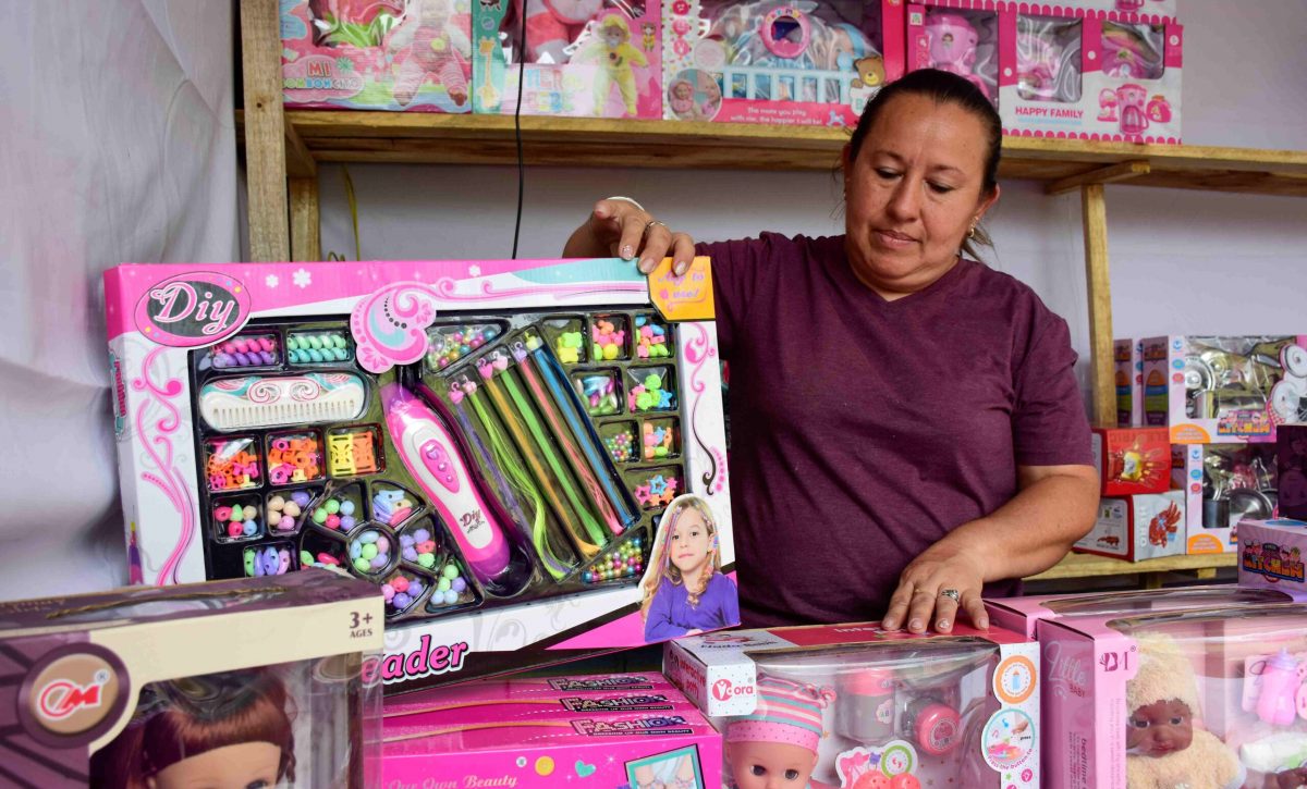 Liliana Macías, dijo que este año invirtió más que el año pasado. Ya está arreglando su puesto.