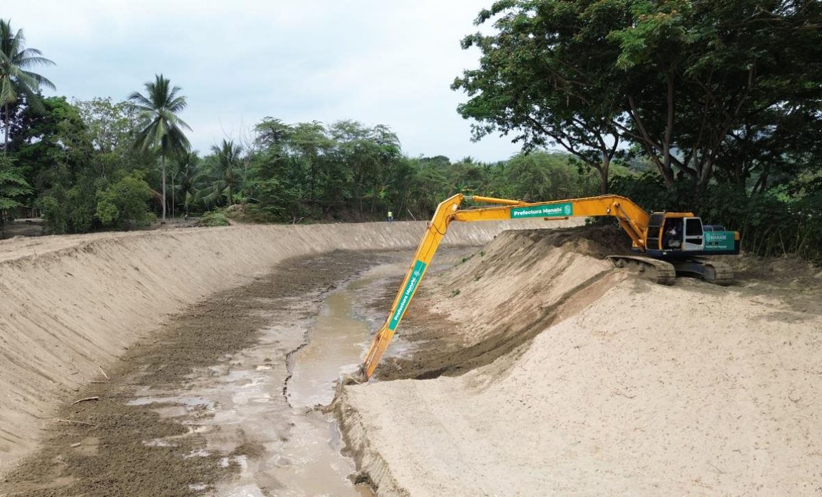 Pese a los valores pendientes, la prefectura realiza trabajos para recuperar el encauzamiento natural del río Chico.