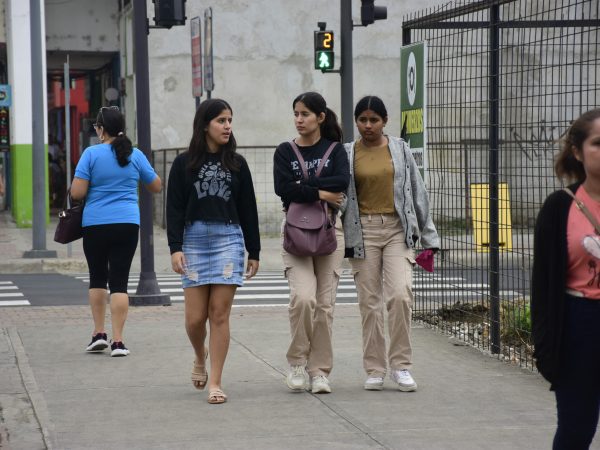 Las personas toman sus precauciones y salen abrigadas por el frío que se siente en estos días.