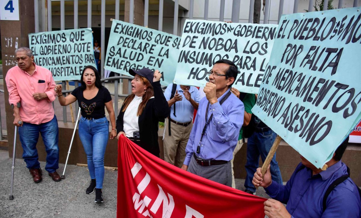 El grupo de personas realizaron un plantón en los exteriores del hospital Verdi Cevallos Balda, en Portoviejo.