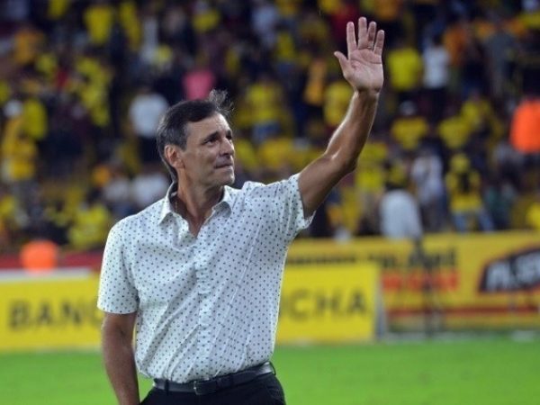 Fabián Bustos es uno de los candidatos para dirigir la selección de Perú.