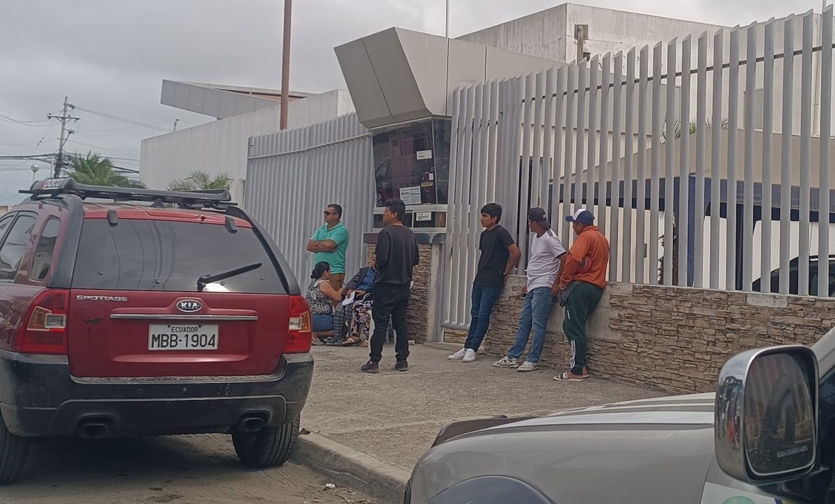 Familiares del barbero asesinado en el barrio Jipijapa de Manta esperan el cuerpo en las afueras del centro forense de la ciudadela Urbirríos.