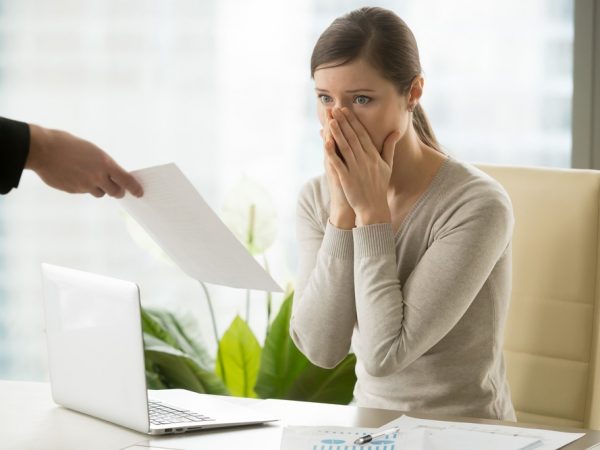 Funcionarios públicos de Ecuador comienzan a recibir notificaciones de despido