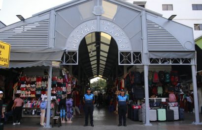 Las primeras cámaras ya operan en locales de la Bahía, en el centro de Guayaquil. FOTO: @alcaldiagye.