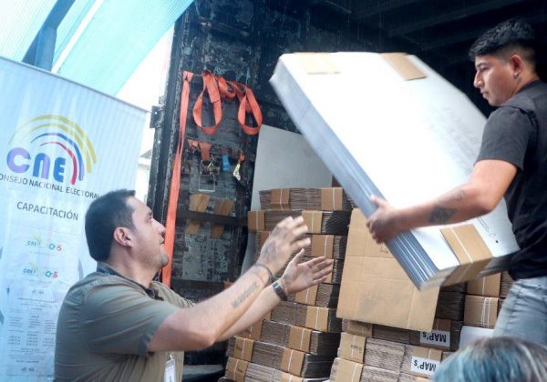 Arranca distribución de paquetes electorales a provincias. FOTO: @@cnegobec.