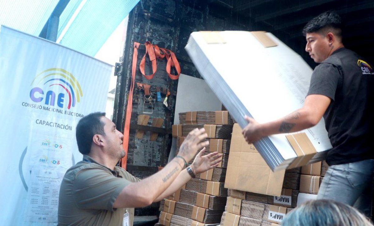 Arranca distribución de paquetes electorales a provincias. FOTO: @@cnegobec.