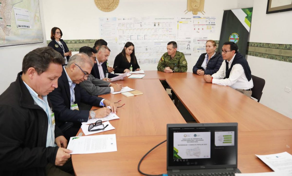 Auditores de partidos verifican impresión de papeletas para Referéndum 2025 en IGM. FOTO: @cnegobec.