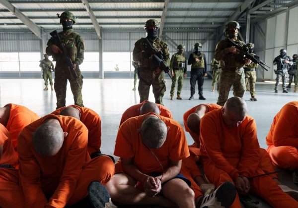 300 reos trasladados a la Cárcel del Encuentro, este lunes 10 de noviembre. FOTO: @DanielNoboaOk.