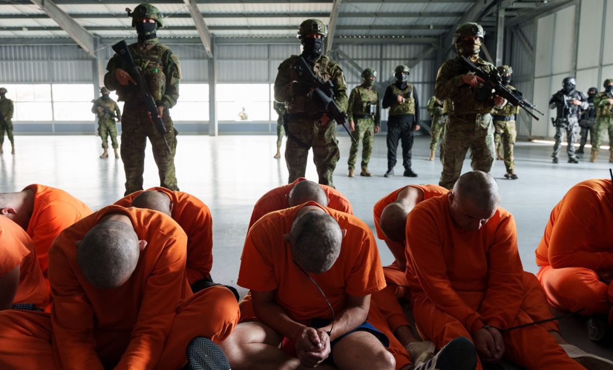 300 reos trasladados a la Cárcel del Encuentro, este lunes 10 de noviembre. FOTO: @DanielNoboaOk.