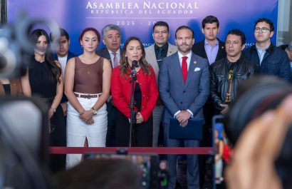 Mishel Mancheno, acompañada por varios coidearios, explicó que las querellas se presentarán ante jueces en las respectivas provincias de cada legislador de ADN. FOTO: @mishelmanchenok