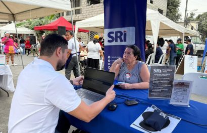 Una de las brigadas informativas realizadas por el SRI. Fotografía: @SRIoficialEc