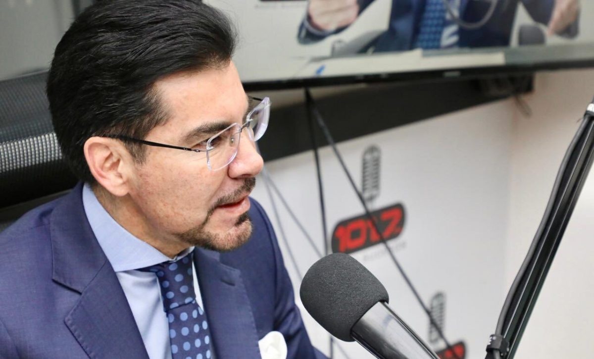 Leonardo Alarcón, fiscal general del Estado (e), durante entrevista en Radio Sucesos. Fotografía: @FiscaliaEcuador