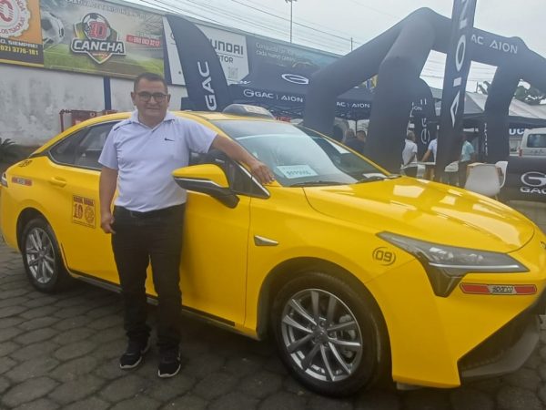 Gabriel Vidal, el primer taxista de Santo Domingo que rueda con un auto eléctrico