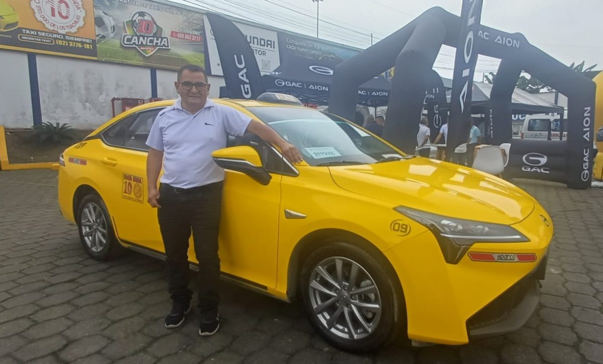 Gabriel Vidal, el primer taxista de Santo Domingo que rueda con un auto eléctrico