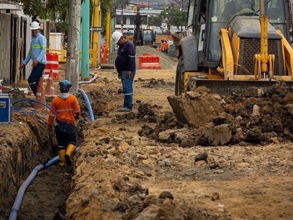 El proyecto de Interagua, con un costo de $1.5 millones, incluye la reposición de tuberías y la mejora del drenaje pluvial.