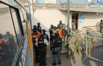 Una veintena de reos son trasladados desde Machala a la Cárcel del Encuentro. (Foto: @ContraplanoEc)