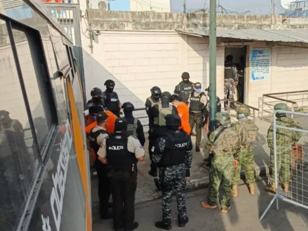 Una veintena de reos son trasladados desde Machala a la Cárcel del Encuentro. (Foto: @ContraplanoEc)