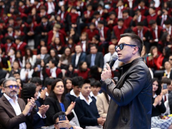 Gobierno denuncia "intento de asesinato" contra Daniel Noboa luego de que la caravana presidencial fuera recibida a piedras en Cañar