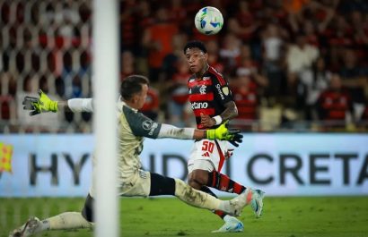 Gonzalo Plata en una acción ante Estudiante de La Plata en Copa Libertadores.