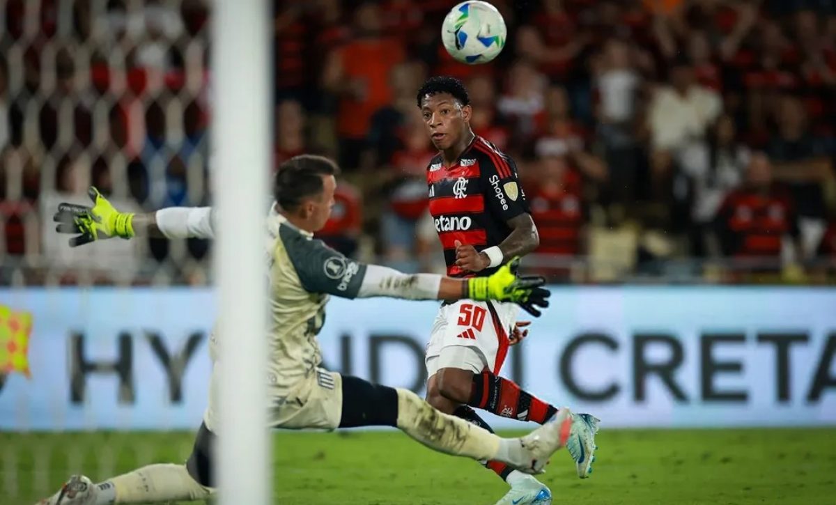 Gonzalo Plata en una acción ante Estudiante de La Plata en Copa Libertadores.