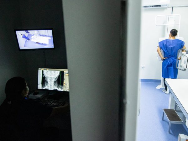 El Hospital Bicentenario atiende actualmente a más de 750 personas diarias, un aumento significativo desde las 300 atenciones iniciales.
