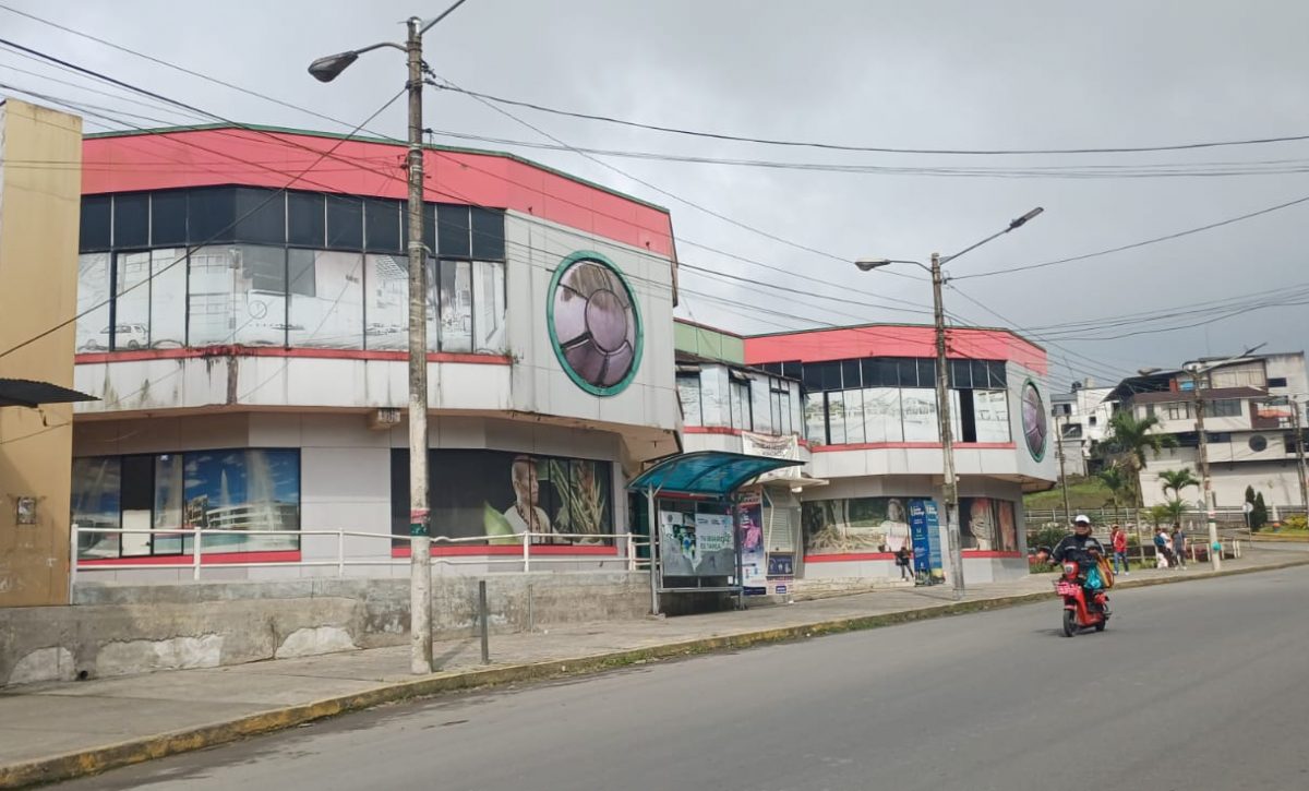 Grietas y riesgo de desplome obligan a evacuar la Casa Municipal 2