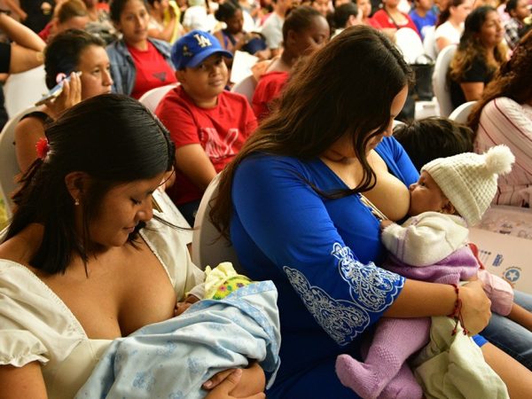 En Guayaquil, más de 300 mujeres participaron en una jornada por la Semana Mundial de la Lactancia, con charlas y actividades de apoyo.