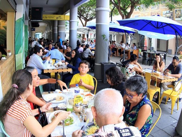 Guayaquil experimentó un crecimiento del 5,3 % en visitantes entre abril y junio, destacando el aumento de turistas.
