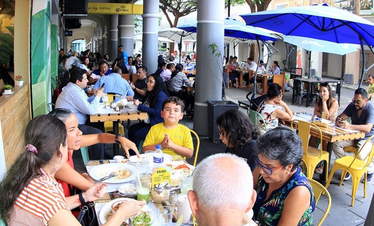 Guayaquil experimentó un crecimiento del 5,3 % en visitantes entre abril y junio, destacando el aumento de turistas.